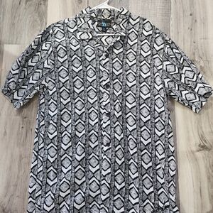 Steve Madden Black and White Geometric Short-Sleeve Button-Down Shirt